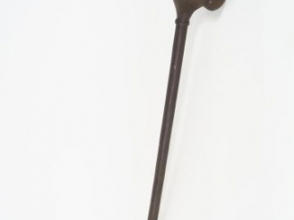 Vente aux enchères Sceptre XIXème persan en métal gravé, à décor de tête de taureau.  H. 