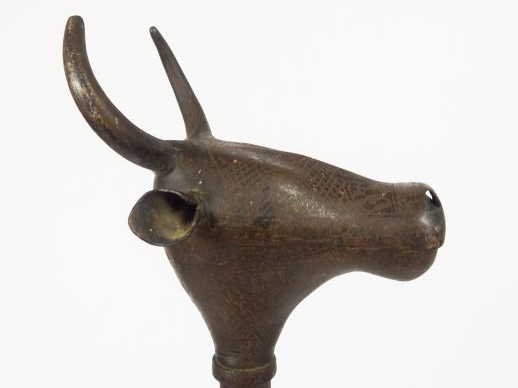 Sceptre XIXème persan en métal gravé, à décor de tête de taureau.  H. 