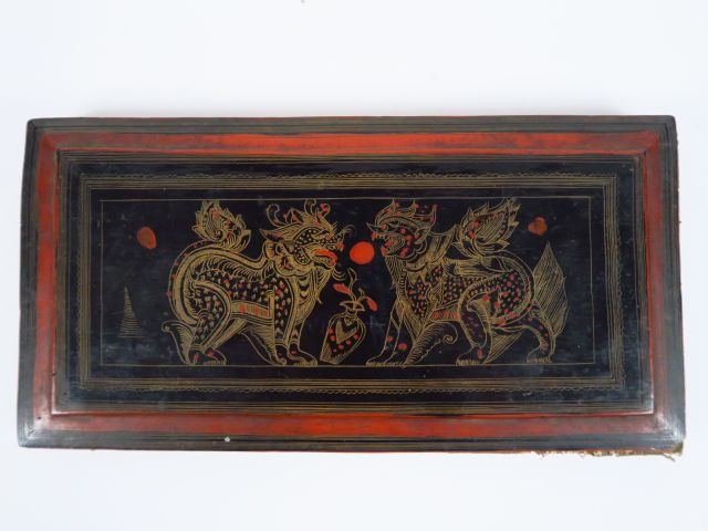 Manuscrit XIXème, reliure en bois laqué.  Birmanie. Dim. 18 x 36 cm