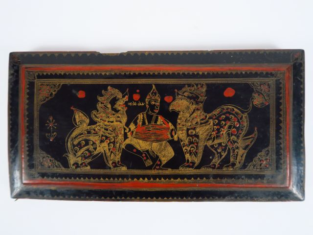 Manuscrit XIXème, reliure en bois laqué.  Birmanie. Dim. 18 x 36 cm