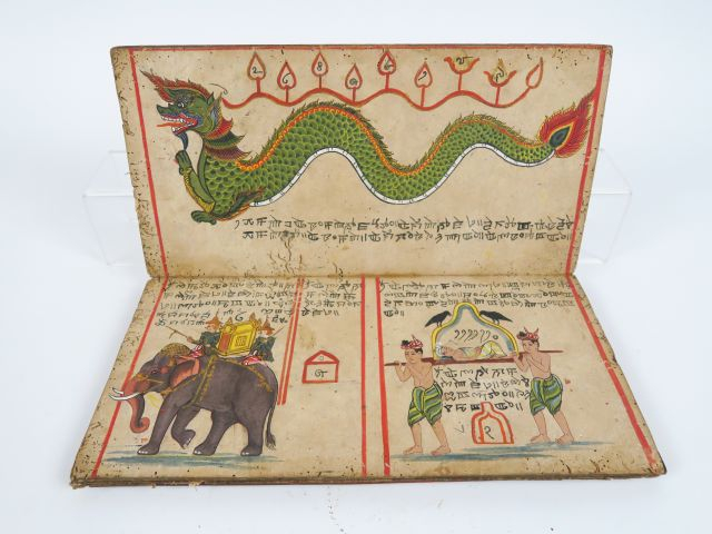 Manuscrit XIXème, reliure en bois laqué.  Birmanie. Dim. 18 x 36 cm