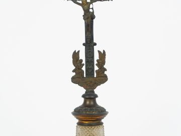 Crucifix Restauration en métal et cristal. H. 40 cm