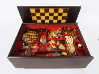 Vente aux enchères Coffret à jeux fin XIXème en palissandre et marqueterie, avec ses acce