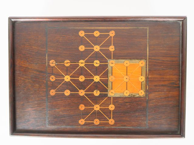 Coffret à jeux fin XIXème en palissandre et marqueterie, avec ses acce