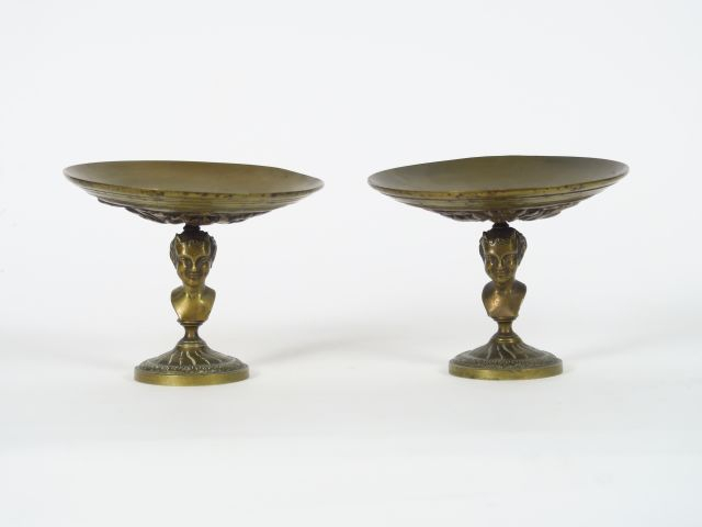 Paire de coupes XIXème en bronze à décor de scène de l'antiquité repos