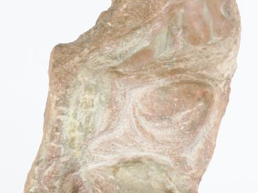 MALACAN. "Jeune femme drapée" Bas relief en marbre rose.  Signée. H. 2
