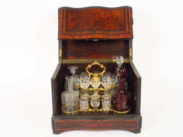 Cave à liqueur Napoléon III en marqueterie Boulle. (Manques)