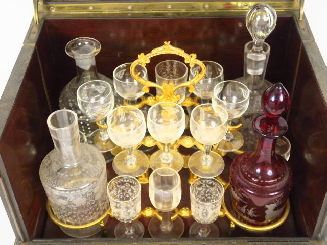 Cave à liqueur Napoléon III en marqueterie Boulle. (Manques)
