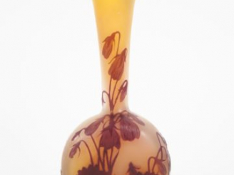 Vente aux enchères GALLE. Vase soliflore en verre, à décor gravé en camée et à l'acide de