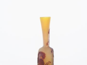 GALLE. Vase soliflore en verre, à décor gravé en camée et à l'acide de