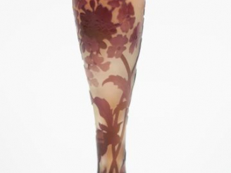 Vente aux enchères GALLE. Vase en verre, à décor gravé en camée et à l'acide de fleurs ma