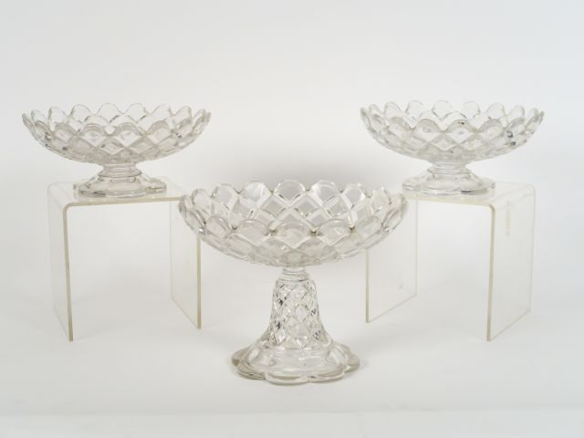 BACCARAT. Suite de trois coupes sur pied en cristal.  Signées. H. 17,5