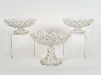 Vente aux enchères BACCARAT. Suite de trois coupes sur pied en cristal.  Signées. H. 17,5