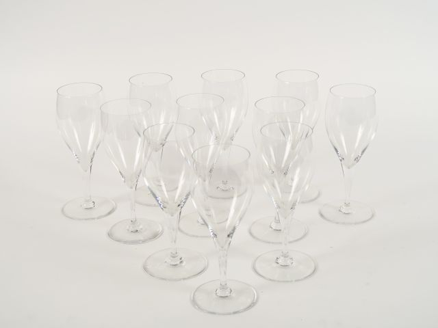 BACCARAT. Suite de 11 verres à vin en cristal. Signés.