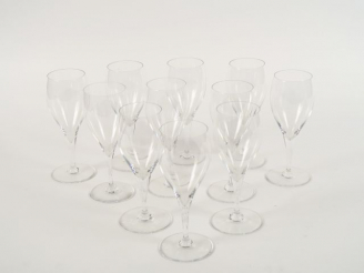 Vente aux enchères BACCARAT. Suite de 11 verres à vin en cristal. Signés.