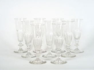 Vente aux enchères Neuf flûtes à champagne XIXème en cristal, gravées au chiffre de Napol