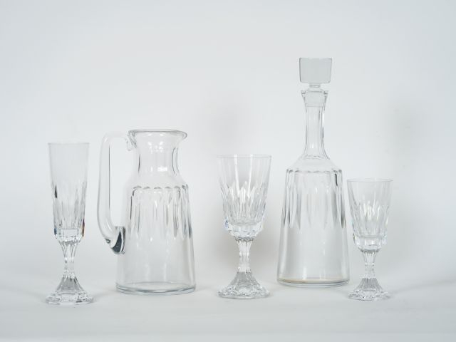 BACCARAT. Partie de services de verres en cristal comprenant : Un flac