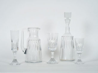 Vente aux enchères BACCARAT. Partie de services de verres en cristal comprenant : Un flac