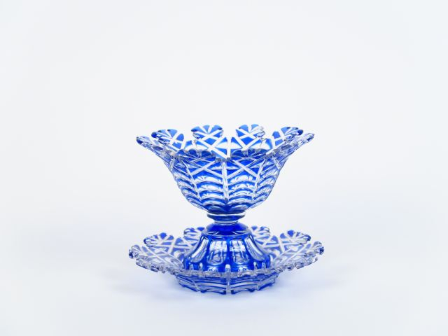 Coupe et son présentoir début Xxème en cristal bleu. (petites égrenure