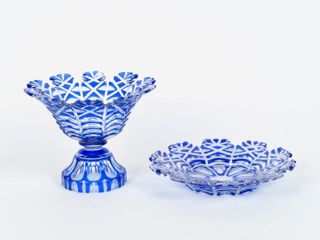 Coupe et son présentoir début Xxème en cristal bleu. (petites égrenure