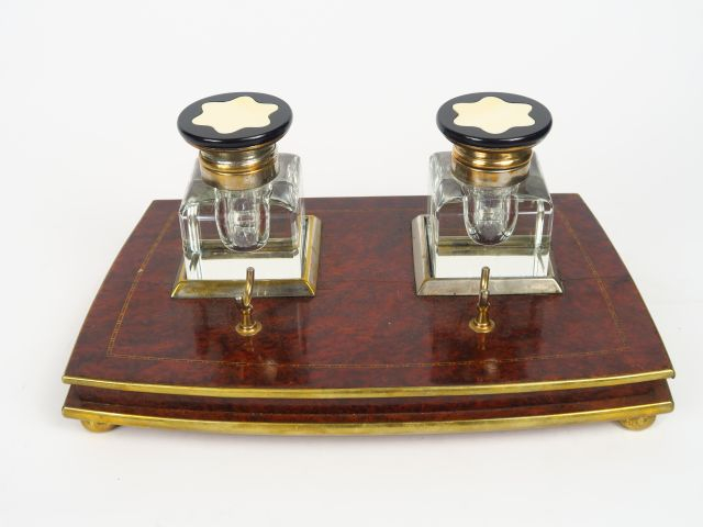 MONTBLANC. Encrier en loupe de thuya, cristal et bakélite.