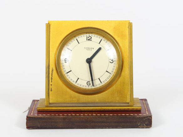 HERMES. Pendulette de bureau en laiton et cuir.  Signée. (Etat d'usage