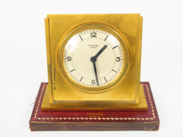 HERMES. Pendulette de bureau en laiton et cuir.  Signée. (Etat d'usage
