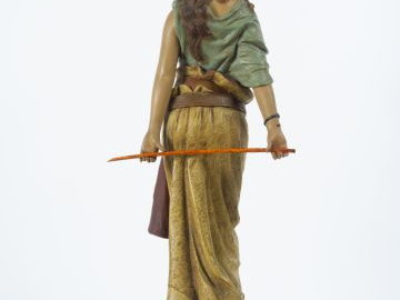 GOLDCSHEIDER."Judith" Sculpture en plâtre polychrome. Signée. H. 63 cm