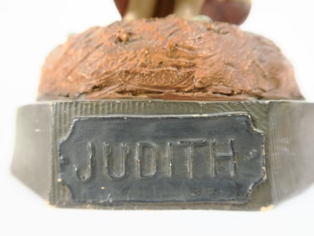 GOLDCSHEIDER."Judith" Sculpture en plâtre polychrome. Signée. H. 63 cm