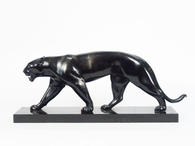 M. LE VERRIER. "Panthère" Sculpture en bronze à patine noire, reposant