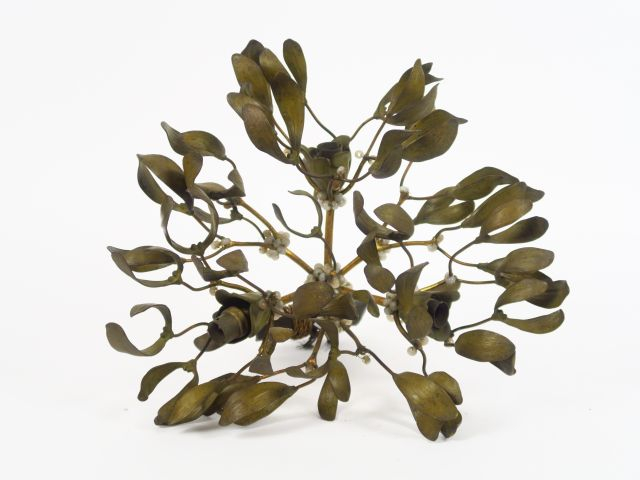 Suspension 1900 en tôle, bronze et perles de verre, figurant une boule
