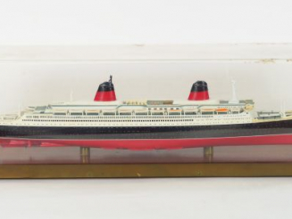 Vente aux enchères Deux maquettes du paquebot France. Dim. 22 x 80 x 16 cm