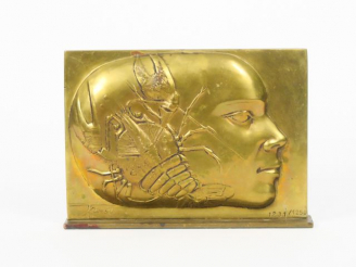 Vente aux enchères TREMOIS. "Profil de jeune fille" Plaque en bronze.  Signée et numéroté