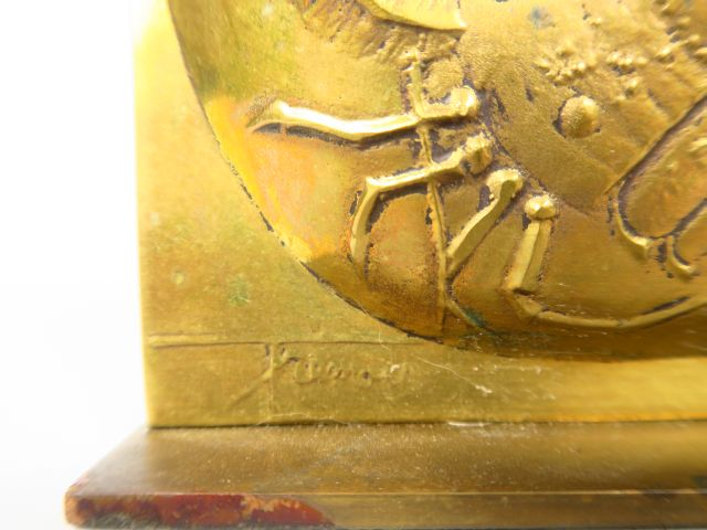 TREMOIS. "Profil de jeune fille" Plaque en bronze.  Signée et numéroté