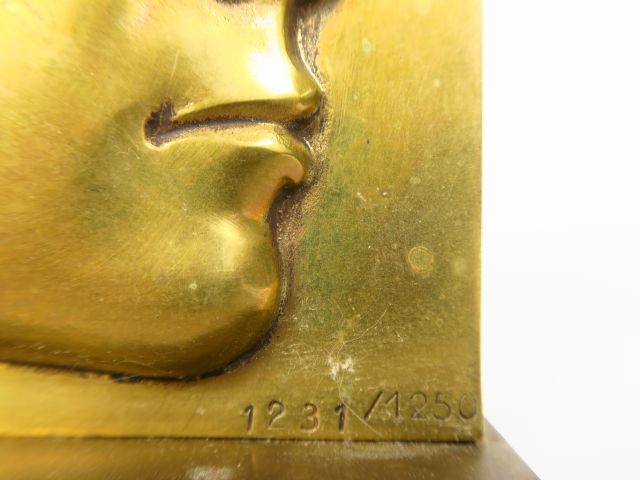 TREMOIS. "Profil de jeune fille" Plaque en bronze.  Signée et numéroté