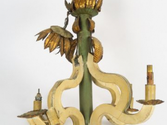 Vente aux enchères Lustre de style Louis XV en tôle dorée et bois peint éclairant à quatr