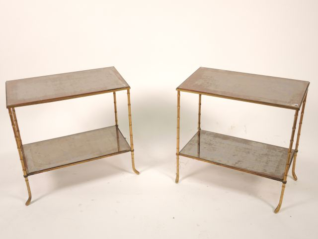 Paire de guéridons 1950 à deux plateaux, en verre et métal, piétement 