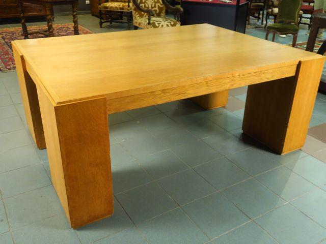 Pierre PATOUT. Grande table de bibliothèque en chêne clair. Création d