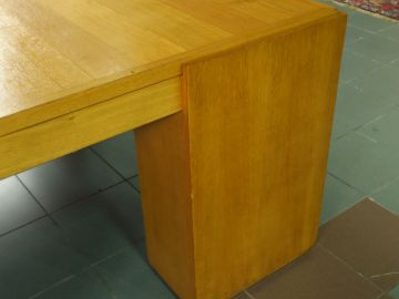 Pierre PATOUT. Grande table de bibliothèque en chêne clair. Création d