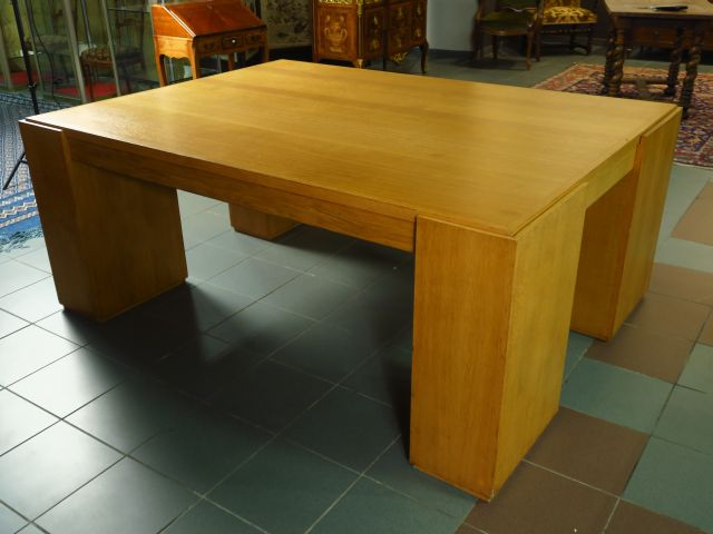 Pierre PATOUT. Grande table de bibliothèque en chêne clair. Création d