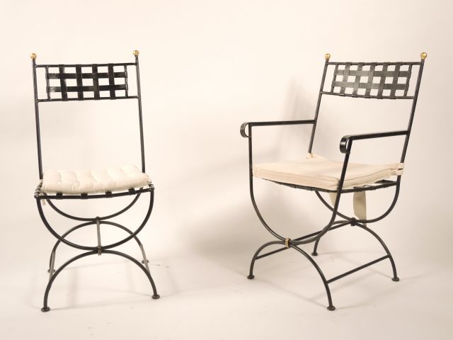 Mobilier de salle à manger en fer forgé et verre comprenant : Une tabl