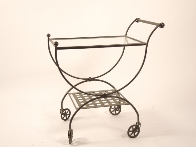 Mobilier de salle à manger en fer forgé et verre comprenant : Une tabl