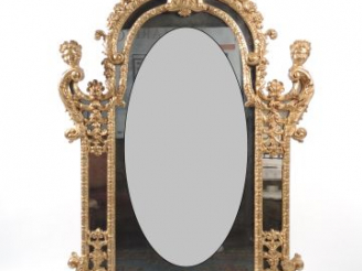 Vente aux enchères Grande glace à parecloses de style Régence en bois et stuc doré, à déc
