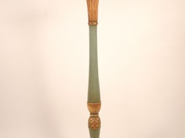 Grand pique cierge XIXème en bois laqué vert et doré H. 161 cm (accide