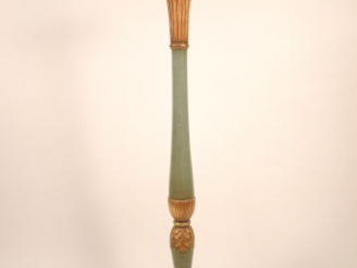 Vente aux enchères Grand pique cierge XIXème en bois laqué vert et doré H. 161 cm (accide
