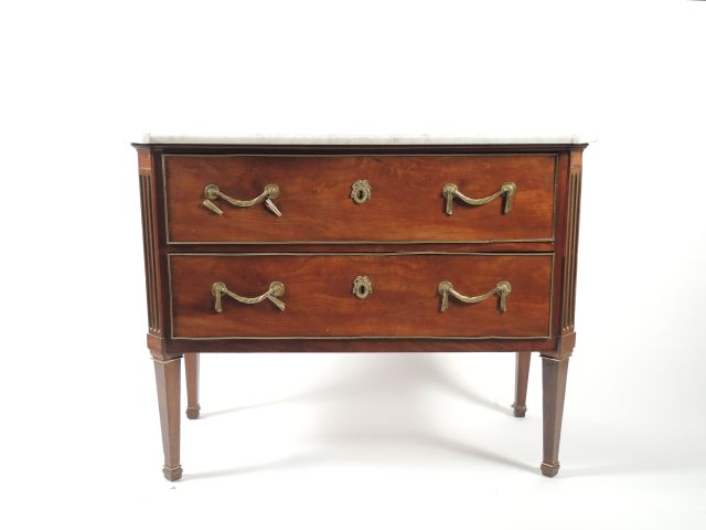 Commode Louis XVI en acajou, ouvrant à deux tiroirs, ornemantation de 
