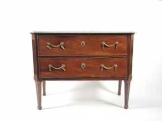 Vente aux enchères Commode Louis XVI en acajou, ouvrant à deux tiroirs, ornemantation de 