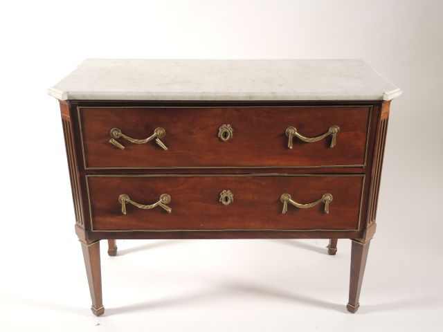 Commode Louis XVI en acajou, ouvrant à deux tiroirs, ornemantation de 