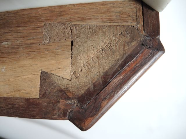 Commode Louis XVI en acajou, ouvrant à deux tiroirs, ornemantation de 