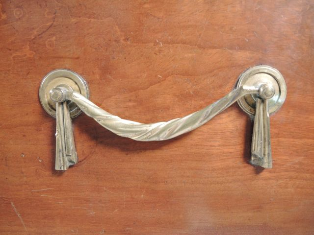 Commode Louis XVI en acajou, ouvrant à deux tiroirs, ornemantation de 